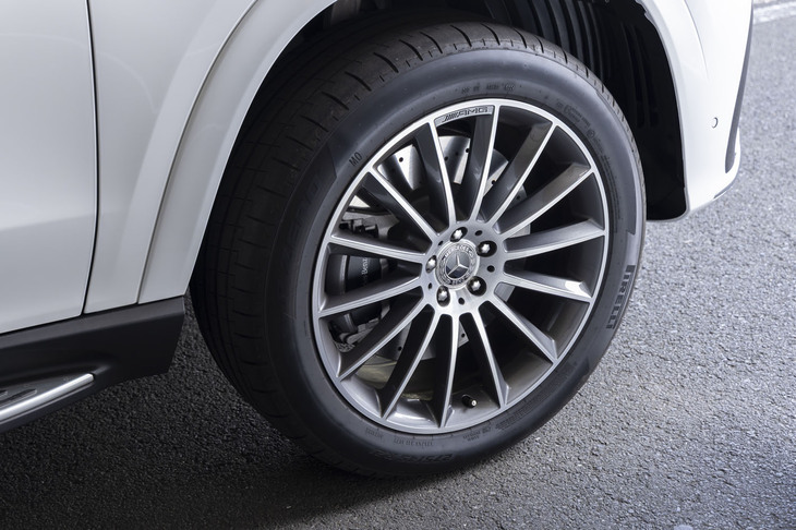 タイヤサイズは、前が275/45R21で後ろが315/40R21。22インチのタイヤ＆ホイールセットを履く「GLE450d 4MATICスポーツ」よりはひとまわり小さいが、それでも十分にデカい。