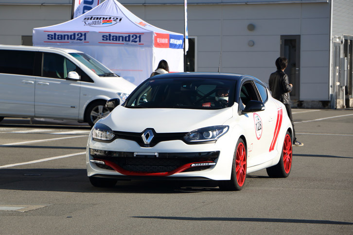 「メガーヌ」のトップモデル「メガーヌR.S.トロフィーR」で参加するユーザーも。さまざまなルノースポールモデルと出会えるのもこのイベントだからこそ。