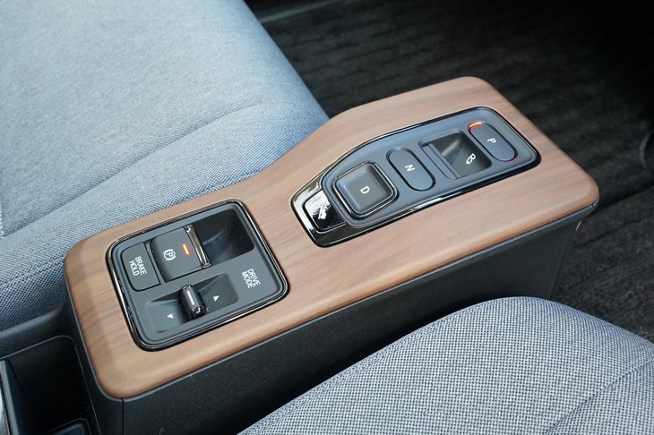 センターコンソールにはボタン式のシフトセレクターなどが整然と並ぶ。「D」の下にあるペダルと足のアイコンが書かれているのが「シングルペダルコントロール」のオン／オフスイッチ。