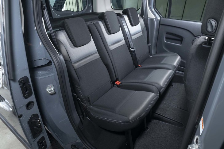 リアシートは3座独立タイプ。ピクニックテーブルも付いている。