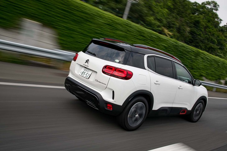 フランス車らしからぬ（？）充実したADASが搭載されるのも「C5エアクロスSUV」の美点。シトロエンは「高度な安心こそが真の快適性を生み出す」と説明する。