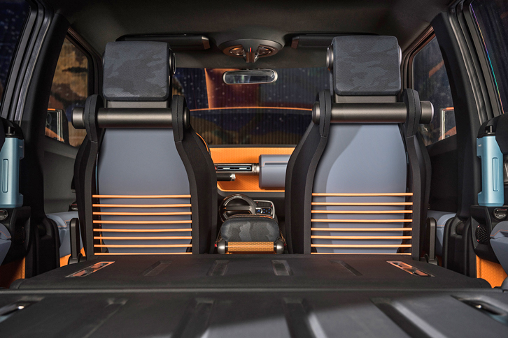 トヨタFT-4X（フロントシートの背もたれ背面）