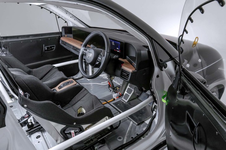 内装材や防振・吸音材がほとんど取り除かれた、「e-DRAG」の車内の様子。