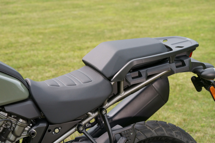 「アダプティブライドハイト」による車高の上下幅は5cm。シートそのものも、手動で簡単に高さが調整できる。