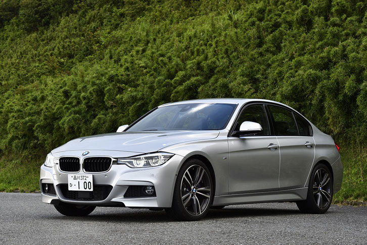 今年の5月に施された改良で、「3シリーズ」のほぼ全モデルで、自車の左右後方を走行する他車の存在などをドライバーに警告する「レーン・チェンジ・ウォーニング」が標準装備となった。