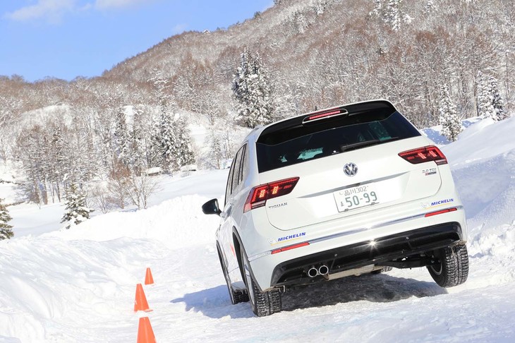 左の前輪を穴に落とすと、リアの後輪が宙に浮いた状態に。「スノーモード」に設定すると、この状況からでもあっさりと脱出できた。