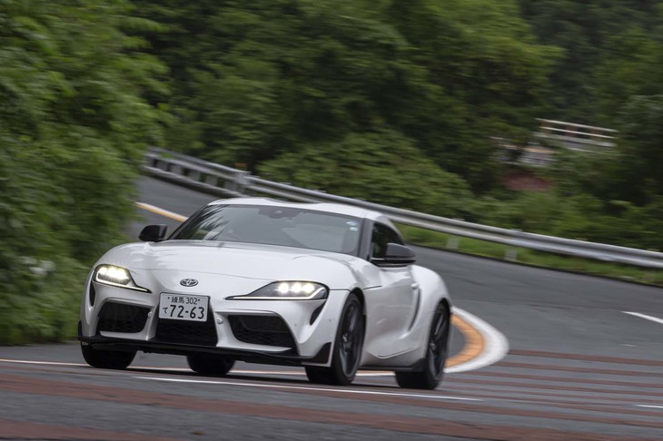 シャシーの改良によってロールバランスと乗り心地を改善したほか、操舵フィーリングと限界域でのコントロール性の向上を図っている。