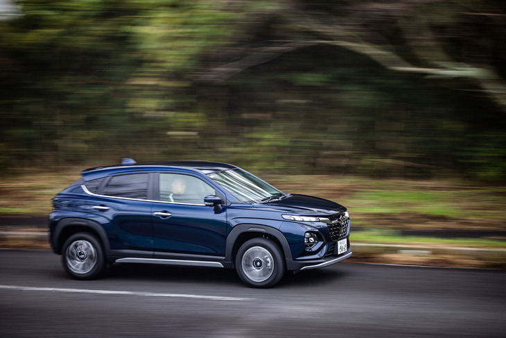 フロンクスは普通に走るにはもちろん十分だが、高速追い越しや上り坂などで、アンダーパワーを感じる瞬間もある。マイルドハイブリッドは燃費特化タイプなので、モーターアシスト効果を体感できるほどでもない。