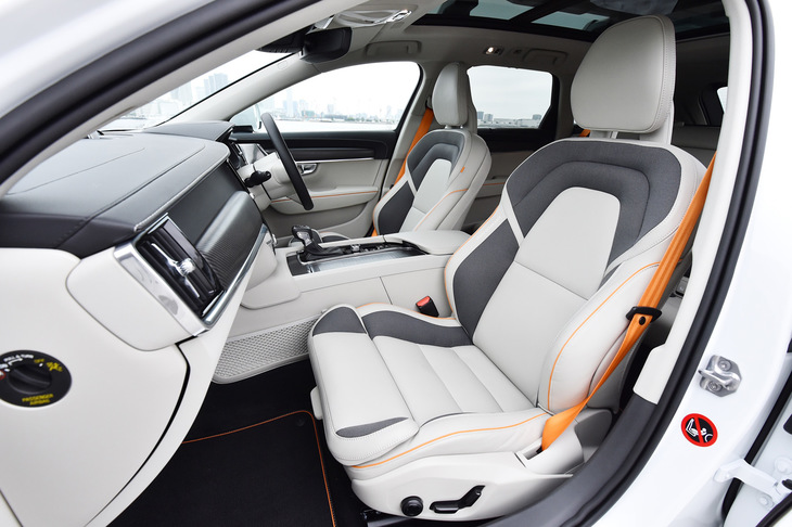 専用ナッパレザー／”オープングリッド”テキスタイル・コンビネーションのシート。パイピングやシートベルトはフレアオレンジでコーディネートされる。