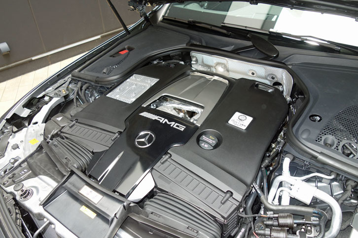 最高出力612ps、最大トルク850Nmを発生する4リッターV8ツインターボエンジン。低負荷時には4気筒を休止させる「AMGシリンダーマネジメント」機構も備えている。