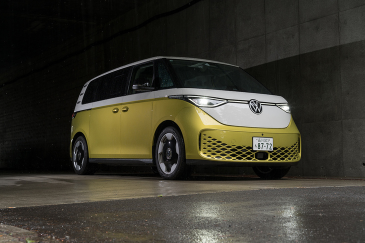 国内では2025年6月20日に注文受け付けが始まった「フォルクスワーゲンID. Buzz」。シャシーは「ID.4」などと同じMEBプラットフォームを使っている。