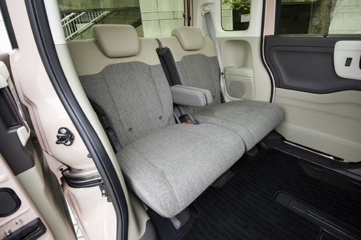 リアシートは前後に19cmスライドできるほか、座面を跳ね上げたり、背もたれを前方に倒したりもできる。センターのアームレストはターボモデルの専用装備。