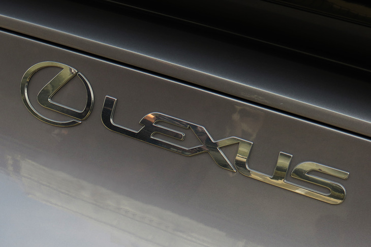 リアにあしらわれた「LEXUS」のロゴ。