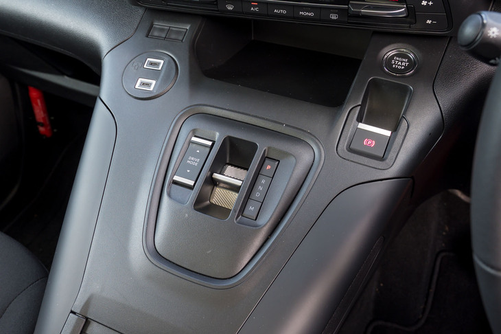 ダイヤル式だったシフトセレクターはグループ内で広く使われるツマミ式に変更。左奥にはUSBタイプCポートが2つ備わっている。