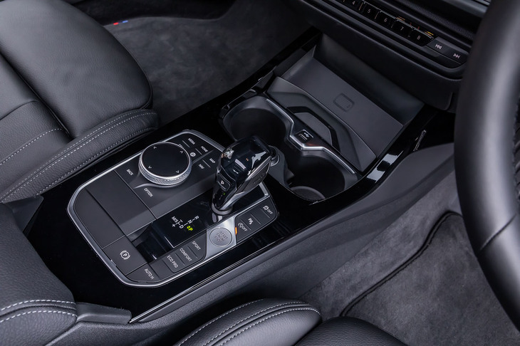 2リッター直4ターボエンジンを搭載する「M235i xDriveグランクーペ」は8段ATを、1.5リッター直3ターボエンジンを搭載するほかのラインナップは7段DCTを組み合わせている。