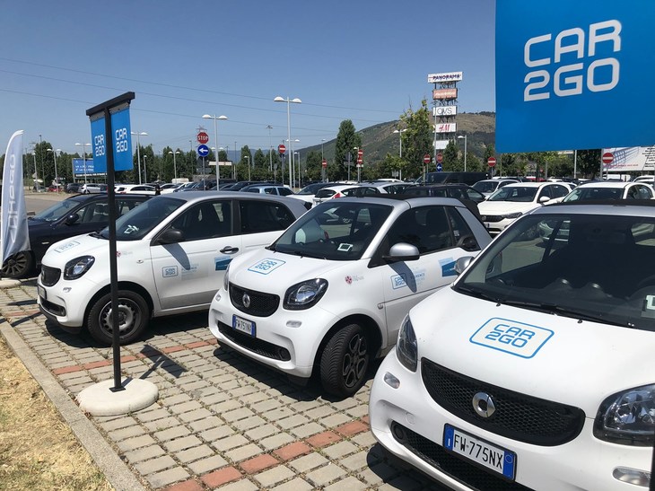 ダイムラーとBMWの合弁会社が推進するカーシェアリング、CAR2GO。2019年、フィレンツェのショッピングセンターで撮影。