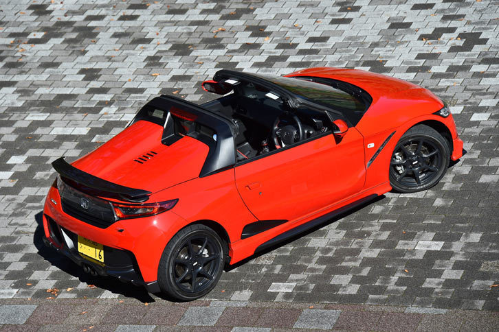 今回のテスト車には、フロントアンダースポイラー、サイドスポイラー、リアアンダースポイラーからなるスタイリングセットと、ドライカーボンを使用した可動式リアウイングが装着されていた。