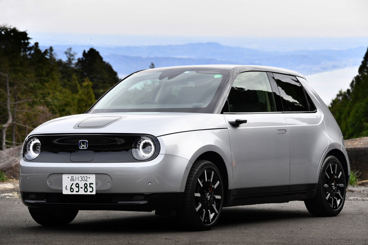 都市部での利用を想定したというコンパクトなEV「ホンダe」。今回試乗した「アドバンス」グレードのボディーサイズは全長×全幅×全高＝3895×1750×1510mm、ホイールベースは2530mmで、車重は1540kgと発表されている。