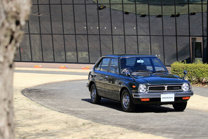 ホンダコレクションホールの中庭をトコトコと走る、初代「ホンダ・シビック」。