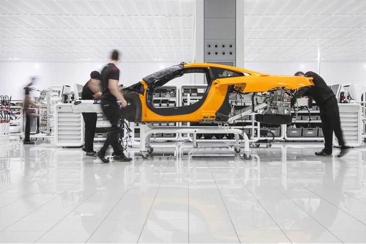 マクラーレンの本社は「マクラーレンテクノロジーセンター（MTC）」と呼ばれている。敷地面積は約5万7000平方メートル、900人の従業員が働いている。チリひとつない清潔なファクトリーでは、今も手作業でクルマが組み立てられている。この模様は「マクラーレン麻布」に設置されている「ウオーキングウィンドウ」で見ることができる。