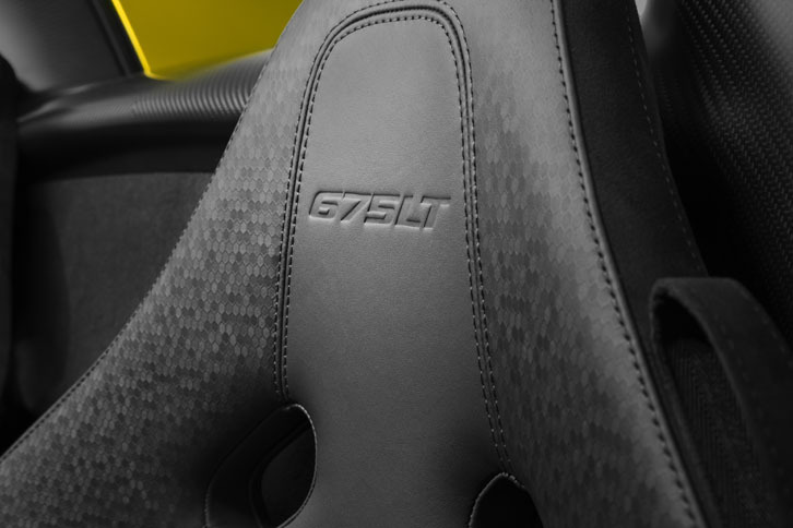 シートのバックレストに型押しされた「675LT」のロゴ。