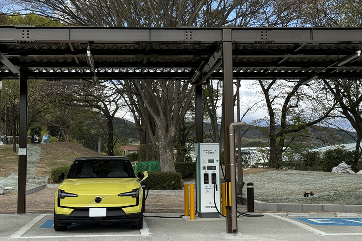 最大出力90kWの急速充電器が2つある安達太良サービスエリアで。実際に利用していただければ分かるが、充電スペースにきちんと屋根があるところはほとんどない。