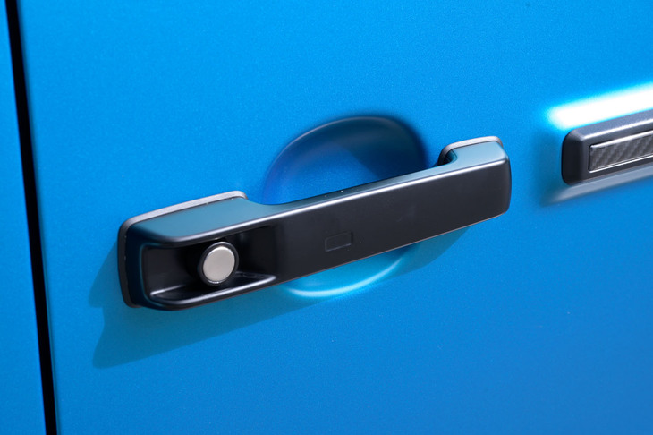 ドアハンドルは指をかけるだけでアンロックが可能に。開閉時のガチャリという操作音はきちんと維持されている。