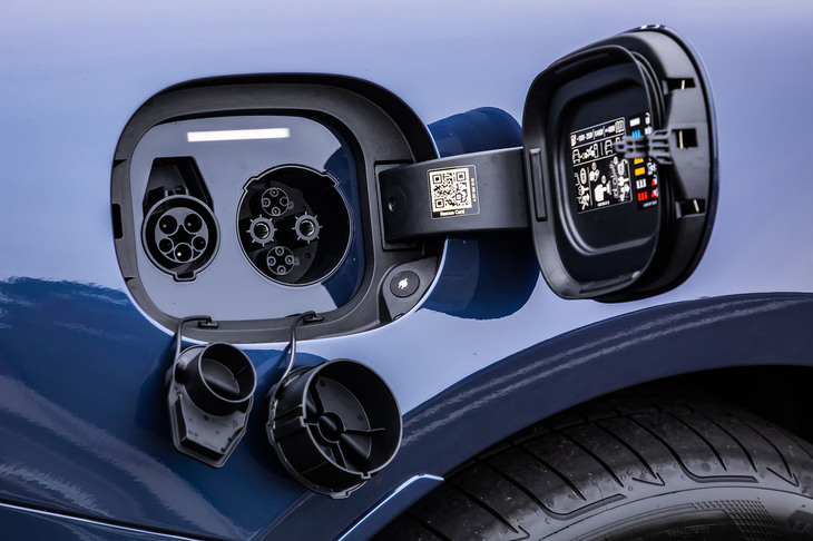 「EQS450＋」のリチウムイオンバッテリー容量は107.8kWhで、WLTCモードにおける一充電走行距離は700km。バッテリーには10年もしくは25万kmの性能保証（残容量70％）が付いている。