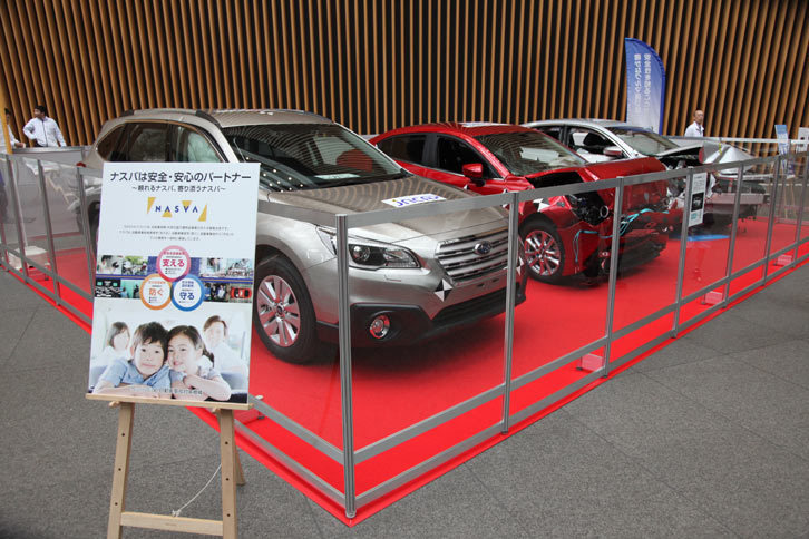 予防安全性能評価が46点満点の2段階評価であるのに対し、衝突安全性能をはかる新・安全性能総合評価は、208点満点の5段階評価となっている。