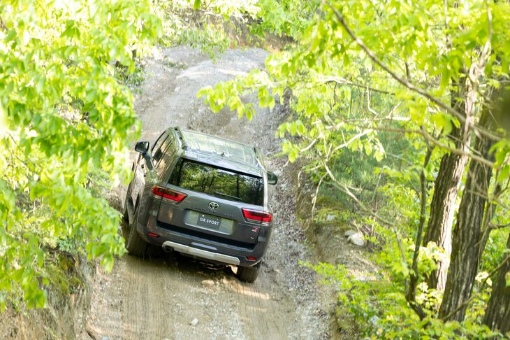 一部では「“250”が出たら“300”の人気も落ち着くのでは？」と推測されていた「ランドクルーザー“300”」だが、関係者いわく「現状はまったくそんなことはない」とのこと。依然として膨大なバックオーダーを抱えており、今も新規の受注を止めているという。