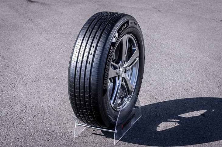 「アレンザLX200」では、「上質なドライビング体験の提供」と「ウエット性能の向上」、そして「環境負荷の低減」を特徴として掲げる。ウエットグリップ性能は全サイズで「a」グレードを、転がり抵抗係数もほとんどのサイズで「AA」を達成しているのもセリングポイントだ。中・大型SUV向けに23サイズを用意し、価格は2万4200円から9万1740円となっている。