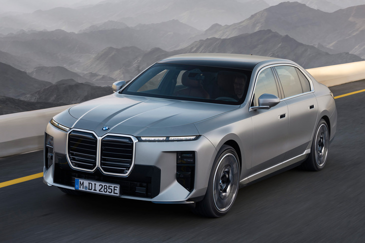 新生BMWアルピナの第1弾モデルは、「7シリーズ」をベースとしたものになるというが……。　
	ほった「これをどう料理したら、『ビジョンBMWアルピナ』みたいな趣にできるんですかね？」