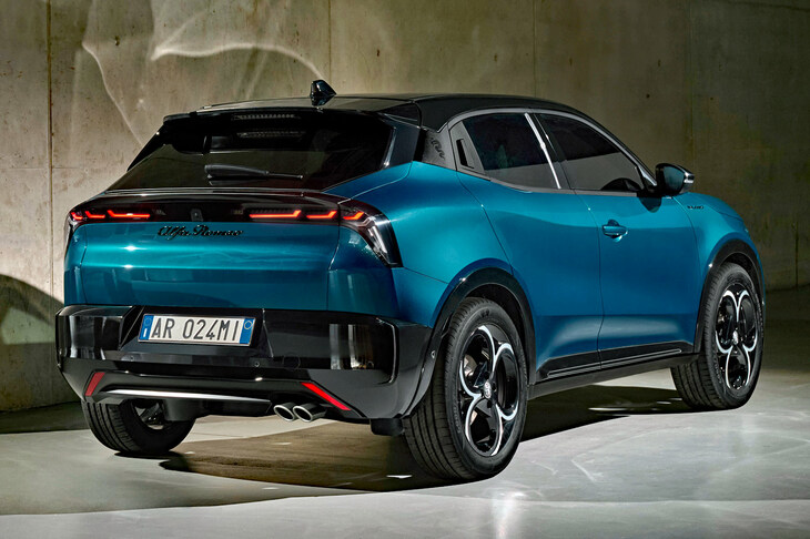 ブランド初のEVの設定が話題となっている「アルファ・ロメオ・ジュニア」にも、ハイブリッド車「イブリダ」がラインナップされる。