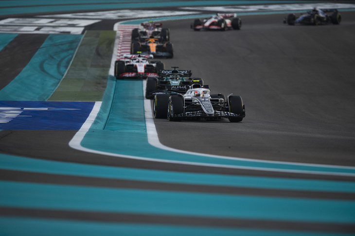アルファタウリの角田裕毅（写真前）は、昨季自己最高4位入賞を果たした得意のヤス・マリーナのコースで奮闘し、予選では12位、リカルドの降格で11番グリッドとポイント獲得に向けて好位置を得た。レースでは全力を尽くしたというが、終盤にタイヤがパフォーマンスを落としペースが上げられず、入賞圏目前の11位でレースを終えることとなった。F1キャリア2年目の2022年シーズンは、12点獲得でランキング17位。デビューイヤーの32点と比べポイント数は減ったが、マシンの戦闘力不足やチームの戦略ミスなどによるところも大きく、角田自身のドライビングやレースウィークを戦う姿勢からは成長のあとが見て取れた一年だった。来季は新しいチームメイト、ニック・デ・ブリースとコンビを組むことになる。このレースを最後にアルピーヌに移籍するピエール・ガスリーは、予選17位から14位完走となり、今季の獲得ポイントは23点でランキング14位だった。またアルファタウリは8位のハースに2点届かず、コンストラクターズランキング9位に終わった。（Photo=Getty Images / Red Bull Content Pool）