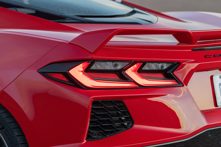 テールランプデザインは先代「C7」の流れをくむもの。オープンツーピースリアスポイラーは標準装備のアイテム。