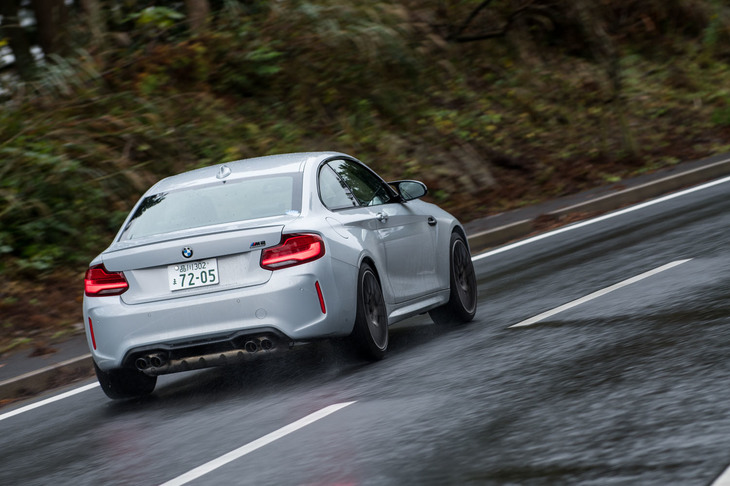 パワーアップに伴い、左右後輪の駆動トルク配分を可変制御する「アクティブMディファレンシャル」とスタビリティーコントロールのセッティングが変更されている。