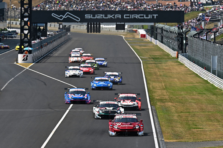 GT500クラスのスタートシーン。予選では4位までをHRC PRELUDE-GTが占めていた。