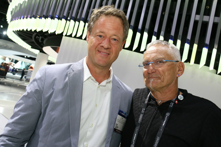 BMWグループ・デザインワークスUSAのエリック・ゴプレン氏（写真左）。右はアートセンター・カレッド・オブ・デザインで長年教鞭（きょうべん）をとってきたマーク・シュテーレンベルガー氏。