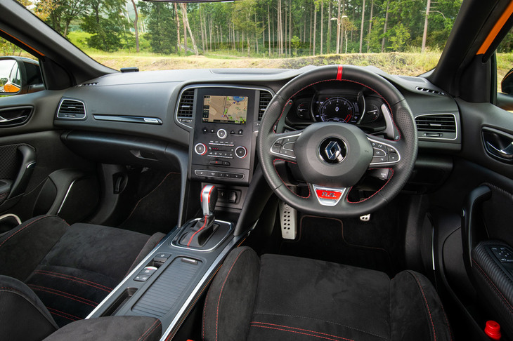 ブラックを基調としたインテリアには、レッドのアクセントが控えめに配されている。