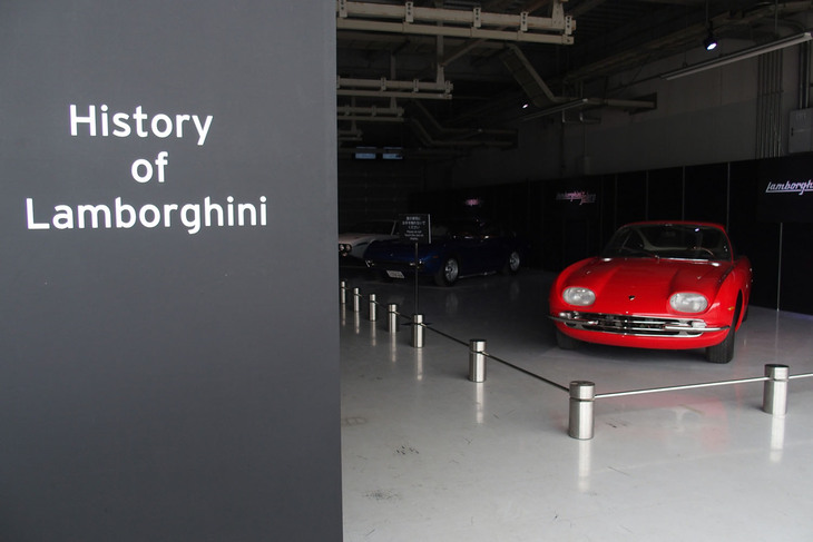 「History of Lamborghini」と題されたクラシックランボルギーニの展示ブース。