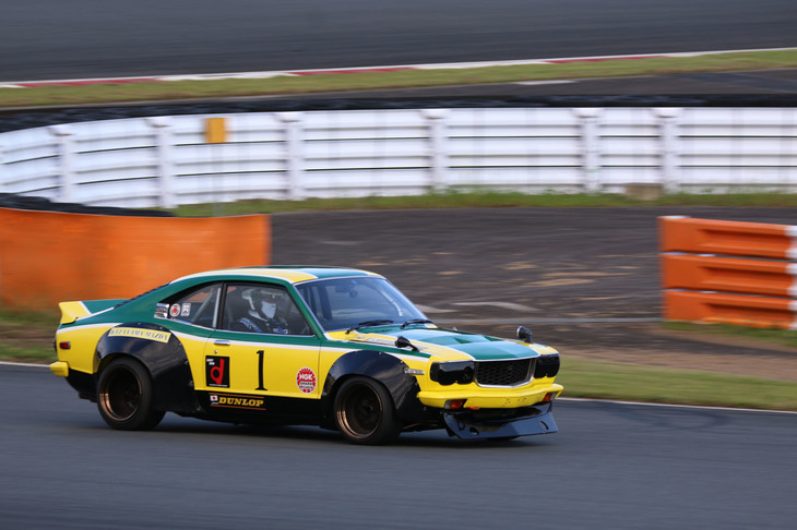 「サバンナRX-3」の1974年片山レーシング片山義美仕様。ロータリー使いのレジェンドのひとり、片山義美氏のマシンを再現したもの。片山氏は、RX-3で王者「スカイラインGT-R」に挑み、GT-Rの連勝記録を止めた伝説のレーサーである。残念ながら2016年に他界した。