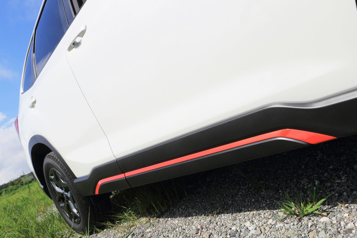 サイドシルガーニッシュに加えられたオレンジのアクセント。ドアはボディーの下部まで覆う形状となっており、乗り込む際にズボンやスカートの裾が汚れづらくなっている。