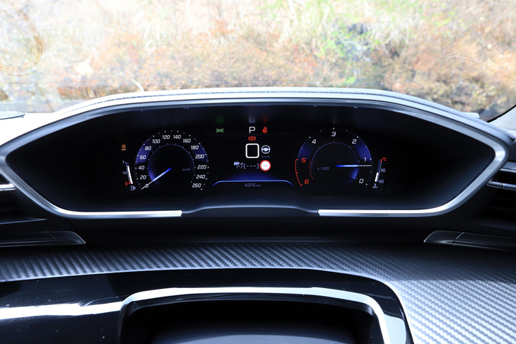 メーター部分は12.3インチの液晶パネルで構成される。ダッシュボードの最も高い場所に設置されるこのメーターをプジョーではヘッドアップディスプレイと呼んでいる。6種の表示モードを持っており、写真のモードではタコメーターの針が時計とは逆回りに動くようになっている。