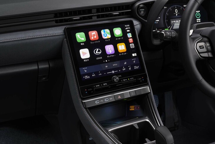 センターモニターは9.8インチのタッチ式ディスプレイ。多くの機能は同ディスプレイ内のメニューから実行することになる。