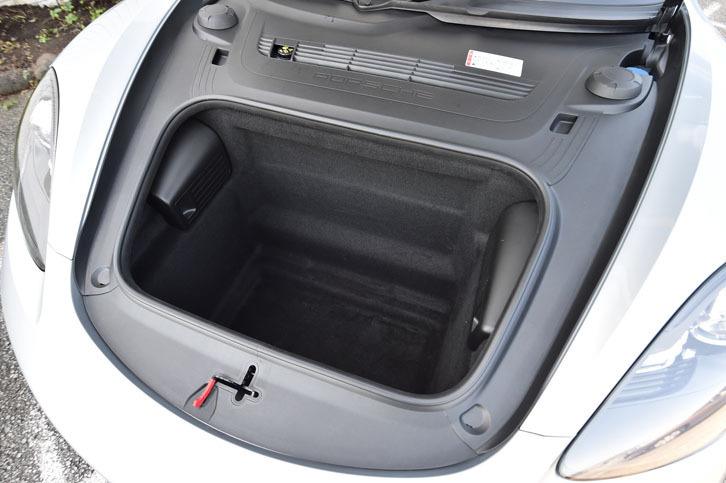 
	「718ボクスター」は、車体前方にもラゲッジスペースが確保される。積載容量は150リッター。
	