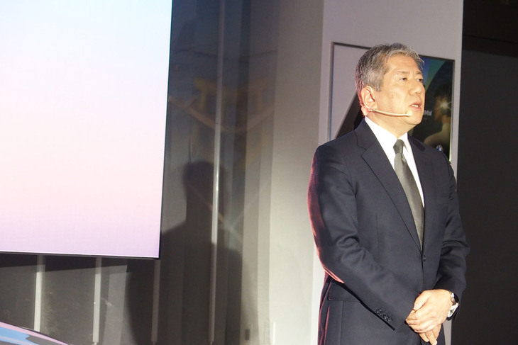 「2シリーズ グランクーペ」の発表イベントで車両を紹介するBMWジャパン代表取締役社長の長谷川正敏氏。