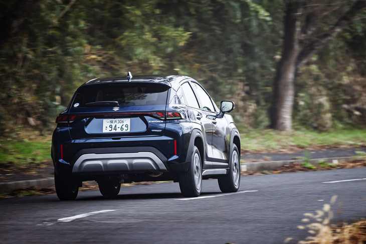 運転支援システムの充実も「フロンクス」のセリングポイント。歩行者・自転車・自動二輪車を検知し、交差点での衝突回避支援にも対応した衝突被害軽減ブレーキ「デュアルセンサーブレーキサポートII」や全車速追従機能・停止保持機能付きアダプティブクルーズコントロール、車線維持支援機能なども標準で装備される。