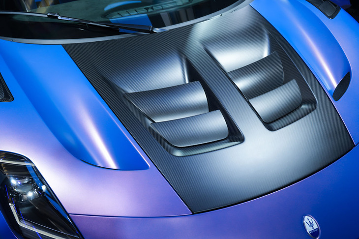 マセラティGT2ストラダーレ（フロントフード）