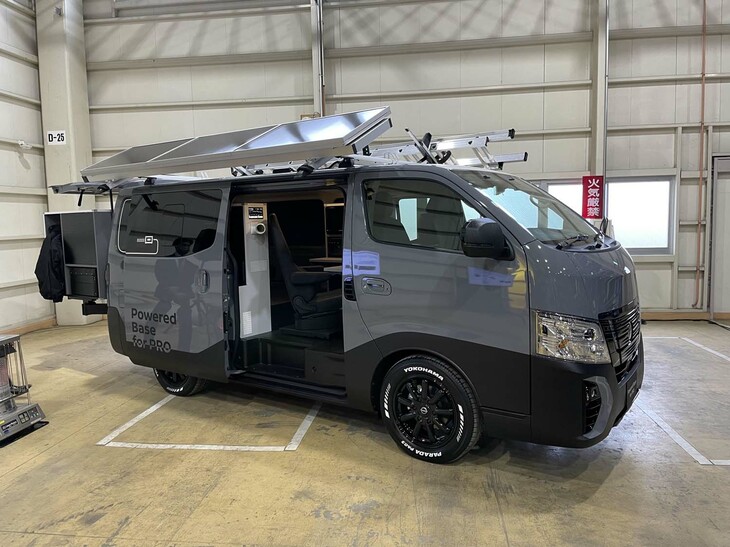 2023年1月の東京オートサロンに出展されたコンセプトカー「Powered Base For PRO」。「リーフ」の再生バッテリーを動力源とする、「キャラバン」ベースの作業用車両で、4つのポータブル電源が電動工具の充電から空調にいたるまで、すべての電力をまかなう。
