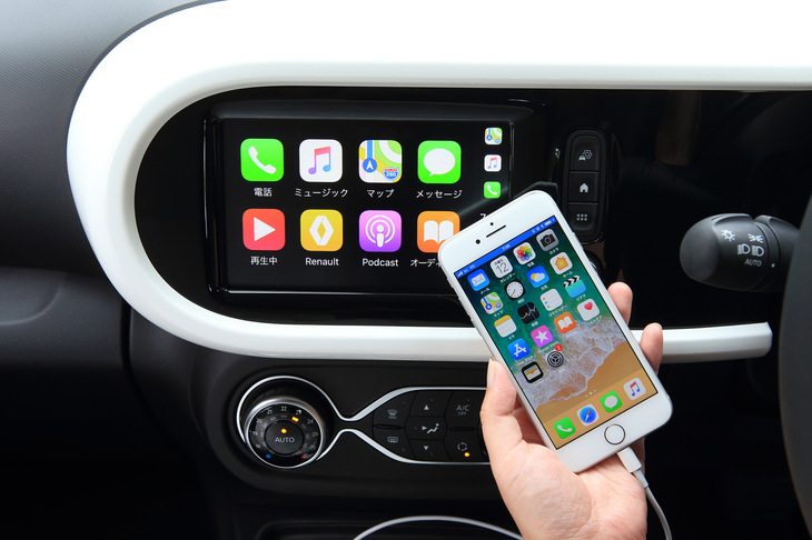 新採用の「EASY LINK」は、携帯端末との連係機能であるApple CarPlayとAndroid Autoに対応。タッチスクリーンに加え、「ホーム」や「メニュー」などの操作については独立したボタンを設けることで利便性を高めている。